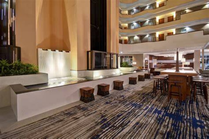 Embassy Suites Charleston WV Atrium &mdash; Self Walk
