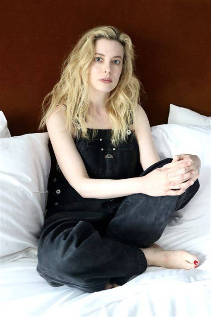 Gillian Jacobs &mdash; The Bare Magazine