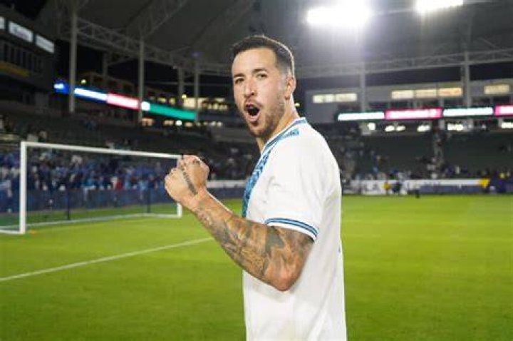 &iexcl;Aaron Herrera con nuevo equipo!