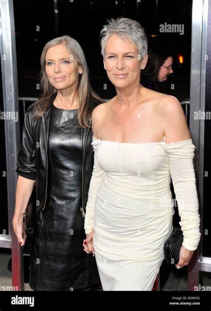 Jamie Lee Curtis and Kelly Curtis Recall Living With Mom Leigh